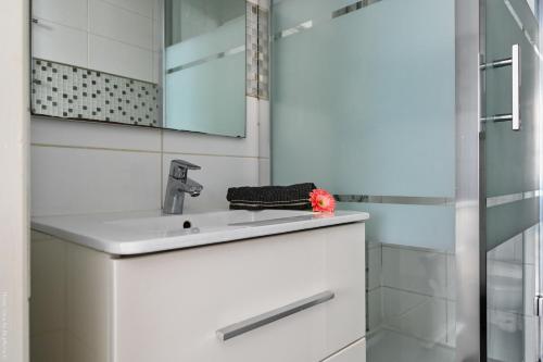une salle de bain avec un lavabo et une douche dans l'établissement À 2 Pas de la plage des catalans, à Marseille