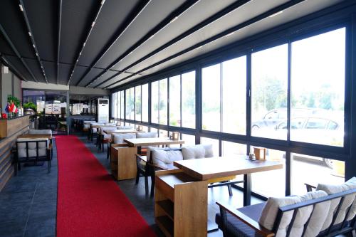 een restaurant met tafels en stoelen en een rode loper bij Side Mira Palace & Spa in Side