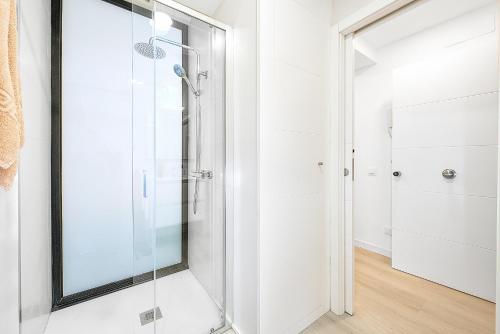 eine Glasdusche in einem Badezimmer mit Spiegel in der Unterkunft Castle Bank By CanariasGetaway in Guanarteme