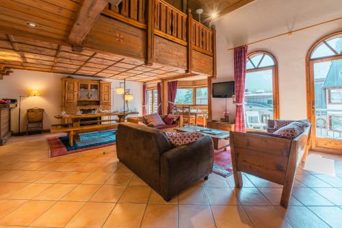 un salon avec un canapé et une table dans l'établissement Résidence Le Cristal - Mont Blanc 13 - Happy Rentals, à Chamonix-Mont-Blanc