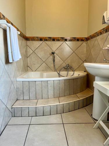 Bilik mandi di Outeniquabosch Lodge