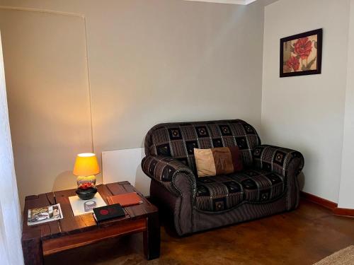 Ruang duduk di Outeniquabosch Lodge