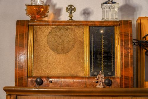 an old radio sitting on top of a table at Maksimilijan Winery Apartments & wine tasting in Pepelište