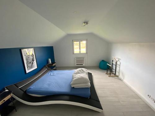 une chambre avec un lit au milieu d'une pièce dans l'établissement Belle propriété 1h de paris avec piscine chauffée, à Courtenay