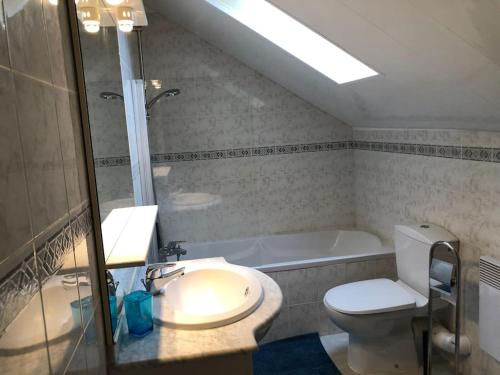 Koupelna v ubytování Belle propriété 1h de paris avec piscine chauffée