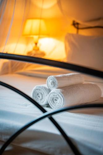 a pair of rolled towels sitting on a bed at Agriturismo Anfora della Vita in Massa Marittima