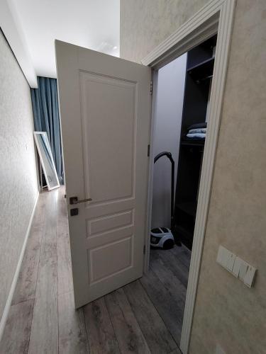バクーにあるSeven Starのクローゼットのある部屋への開いたドア