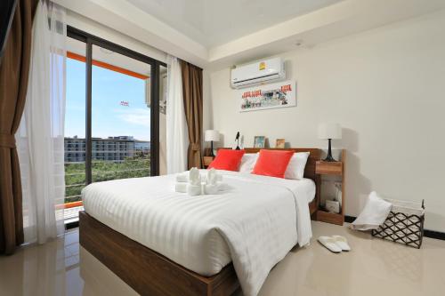 En eller flere senge i et værelse på Mai Khao Beach Condo by Capital Pro