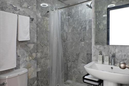 Et badeværelse på Mai Khao Beach Condo by Capital Pro