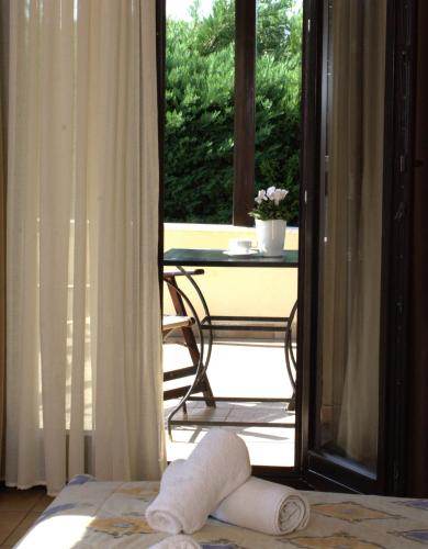 Palirria Hotel & Studiosにあるバルコニーまたはテラス