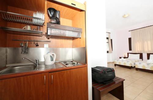 Palirria Hotel & Studiosにあるキッチンまたは簡易キッチン