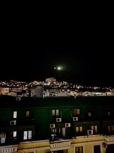 Daireden çekilmiş Skopje şehrinin genel bir manzarası veya şehir manzarası