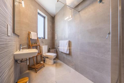 Ένα μπάνιο στο Restful Retreat Modern apartment & large spaces