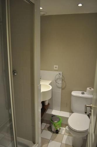 une petite salle de bain avec toilettes et lavabo dans l'établissement Les jardins de la cote d opale 2 chambres, à Le Touquet-Paris-Plage