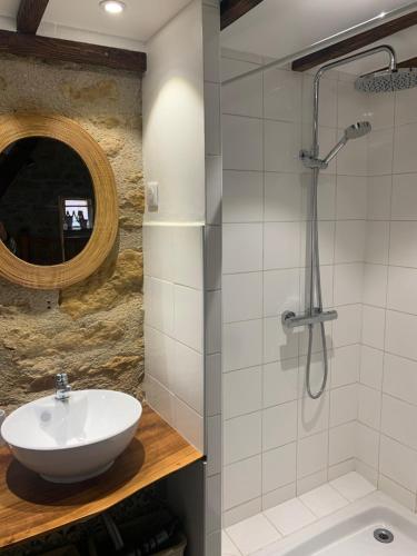 une salle de bain avec un lavabo et une douche dans l'établissement Gîte de Camboulit, à Camboulit