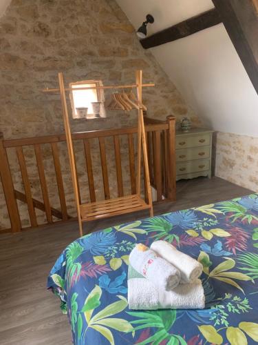 une chambre avec un lit avec des serviettes dessus dans l'établissement Gîte de Camboulit, à Camboulit