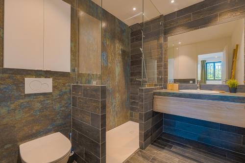 une salle de bain avec toilettes et lavabo dans l'établissement L'atelier, à Saint-Tropez