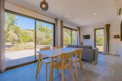 une salle à manger avec une table, des chaises et un canapé dans l'établissement L'atelier, à Saint-Tropez