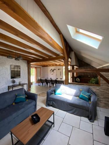 un salon avec deux canapés bleus et une table dans l'établissement Magnifique propriété avec piscine chauffée, à Varennes-en-Gâtinais