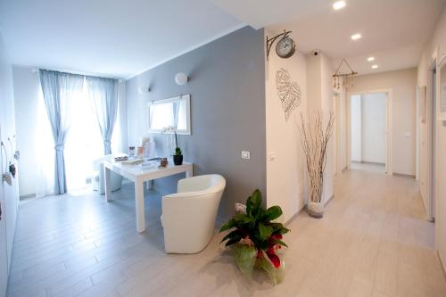 a living room with a desk and a white table at Affittacamere Villa Marcella in La Spezia