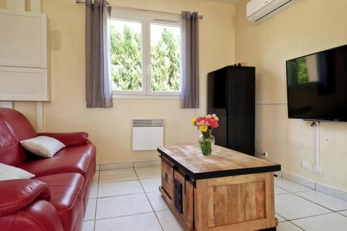 Una televisión o centro de entretenimiento en Maison à l'aube des vignes