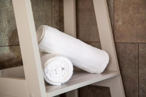 a roll of toilet paper on a shelf at COSY COTTAGE ON BERNARDS HILL by SHIRE STAYS in Bridgnorth