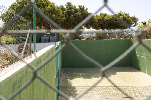 Instalaciones para jugar a tenis o squash en Apto DulcesSueños, Retamar, Cabo de Gata o alrededores