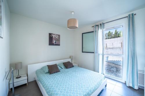 une chambre avec un lit et une grande fenêtre dans l'établissement Al Balcó Català - Appt avec terrasse et piscine, à Collioure