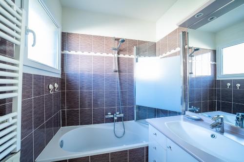une salle de bain avec une baignoire et un lavabo dans l'établissement Al Balcó Català - Appt avec terrasse et piscine, à Collioure