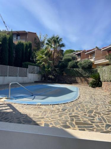 une petite piscine bleue au milieu d'une cour dans l'établissement Al Balcó Català - Appt avec terrasse et piscine, à Collioure