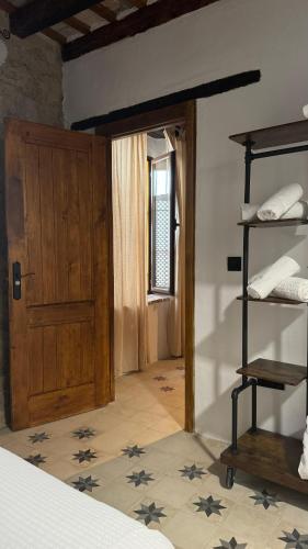 a room with a bed with a wooden door at Apartamentos Jerez Siglo XIX in Jerez de la Frontera