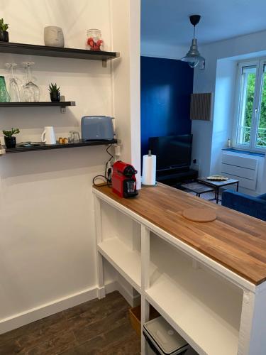 ブレストにあるAppartement moderne proche commercesのキッチン(赤い電化製品付きカウンター付)