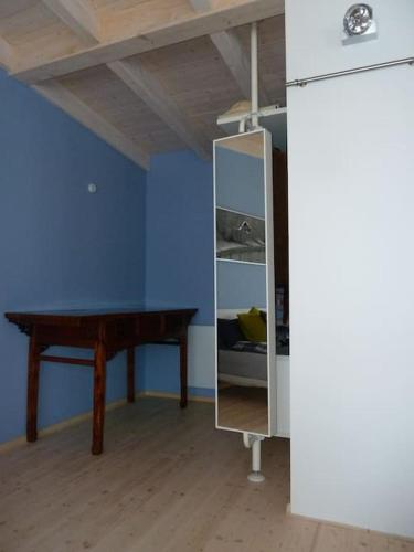 a room with a desk and a table and a shelf at WaldNur in Neureichenau