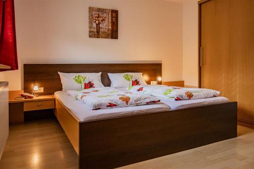 1 dormitorio con 1 cama y escritorio con 2 lámparas en Haus Niedermättle, en Oppenau