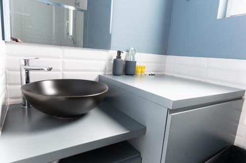 un bagno con un lavandino a ciotola su un bancone di Central apartment 5min from Omonoia Subway Station ad Atene