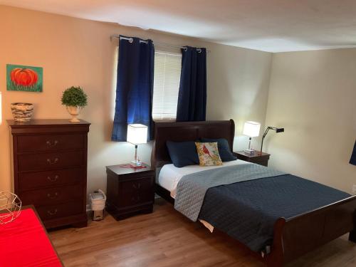a bedroom with a bed and two lamps and a dresser at Gahanna Ranch-Tastic 3-bedroom recently renovated Aug 2024 in Gahanna