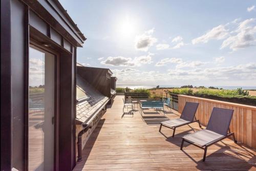 d'un balcon avec des chaises et une vue sur l'océan. dans l'établissement Le Refuge Marin, à Dahouet