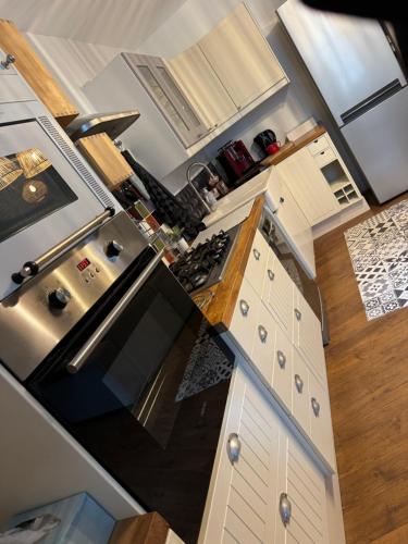 - une vue de tête sur une cuisine équipée de plaques de cuisson dans l'établissement Studio Centre Gordaine #2, à Bourges