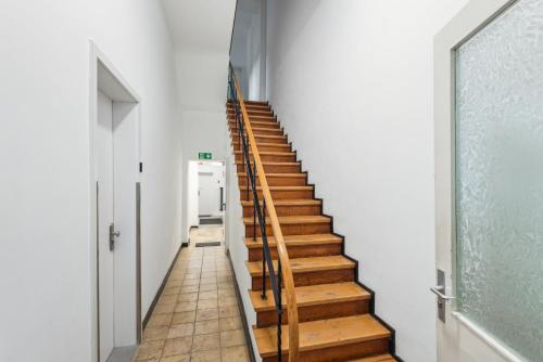 a staircase with wooden steps in a hallway at APARTVIEW Apartments Krefeld - WLAN - Zentral - ruhig in Krefeld