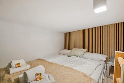 a bedroom with a bed with two towels on it at APARTVIEW Apartments Krefeld - WLAN - Zentral - ruhig in Krefeld