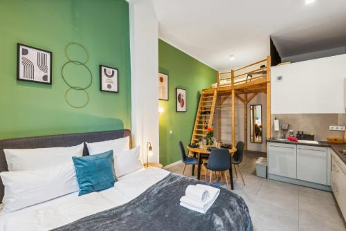 a bedroom with a bed and a green wall at APARTVIEW Apartments Krefeld - WLAN - Zentral - ruhig in Krefeld
