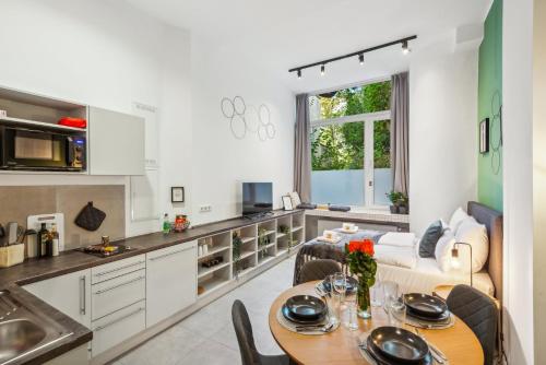 a kitchen and living room with a table and a couch at APARTVIEW Apartments Krefeld - WLAN - Zentral - ruhig in Krefeld