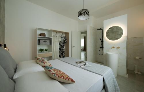 En eller flere senge i et værelse på Villa Lux