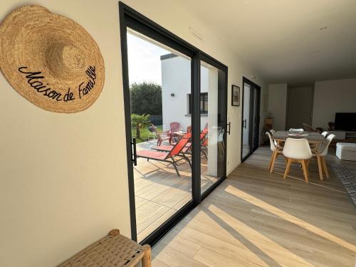 un chapeau de paille accroché au mur d'une maison dans l'établissement Maison neuve 4 étoiles plain-pied proche de la mer, à Plurien