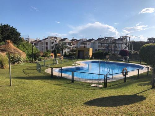 une grande piscine dans un parc avec des bâtiments dans l'établissement El Rinconcito, à Torre de Benagalbón