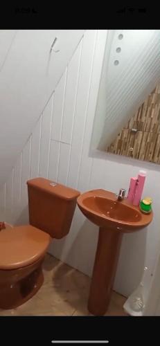 a bathroom with a toilet and a sink at Cabaña Tu Lugar Favorito in Santa Elena