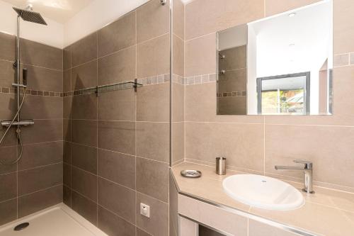 une salle de bain avec un lavabo et une douche dans l'établissement Paradisu - Apt climatisé de 32 m², à Porticcio