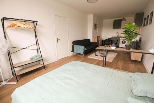 une chambre avec un lit et un salon dans l'établissement NEW La Casa 1 grand studio rénové, Wifi, à Angoulême