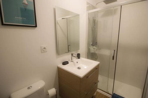 une salle de bain blanche avec un lavabo et une douche dans l'établissement NEW La Casa 1 grand studio rénové, Wifi, à Angoulême