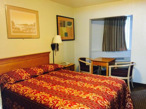 Postel nebo postele na pokoji v ubytování Economy Inn